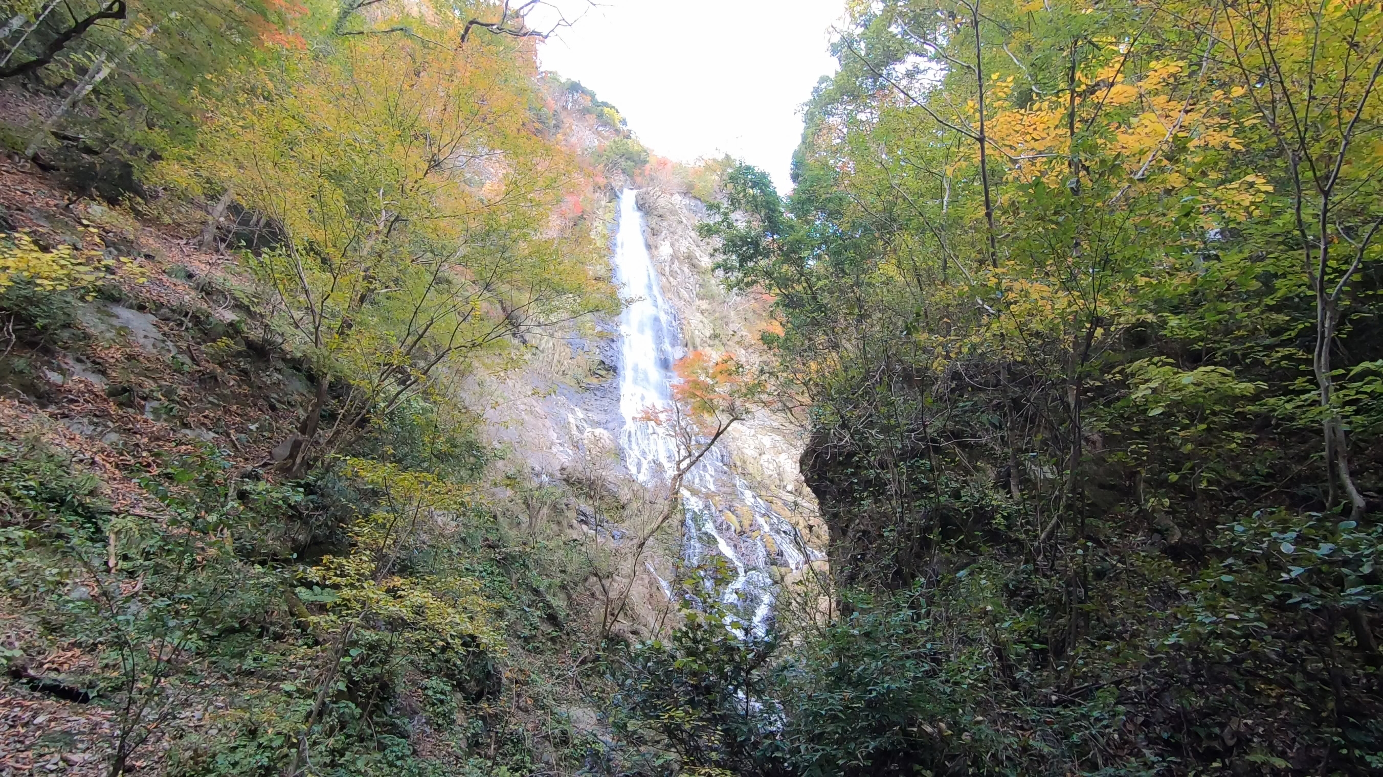 GH011930 兵庫県  天滝 (兵庫県一の落差を誇る紅葉景色の美しい絶景の滝 !撮影した写真の紹介、 アクセス情報や撮影ポイントなど!)　