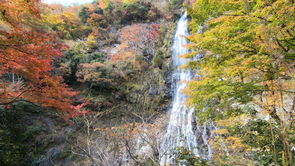GH011931-1-1024x576 落差98メートル!兵庫県一の落差を誇る紅葉の天滝へツーリング旅!