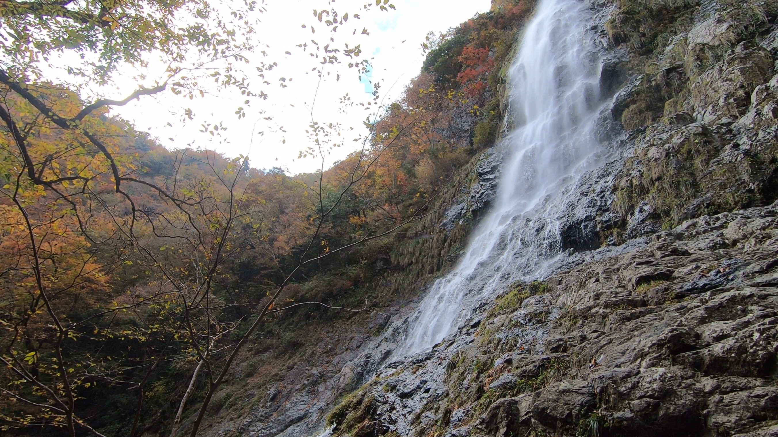 GH011935 兵庫県  天滝 (兵庫県一の落差を誇る紅葉景色の美しい絶景の滝 !撮影した写真の紹介、 アクセス情報や撮影ポイントなど!)　