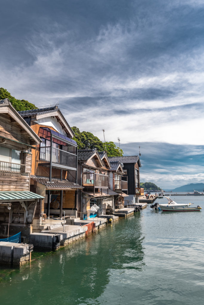 ADS5996-683x1024 京都 伊根の舟屋 ( 京都の夏におすすめの海が見える絶景写真スポット・アクセス情報や撮影ポイントなど!)