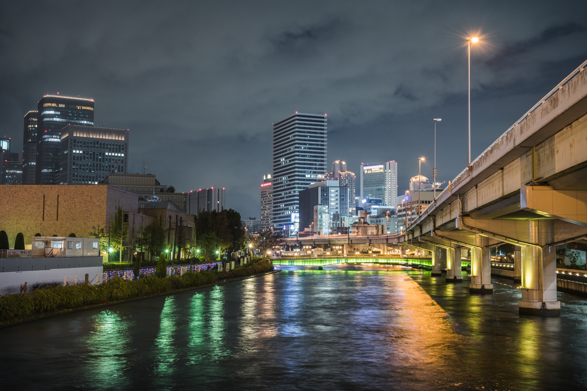 【大阪府】中之島公園( 光の饗宴のイルミネーションや夜景の撮影におすすめのスポット!撮影した写真の紹介、アクセス情報など) 写真や映像で紹介する関西・近畿の絶景カメラ・観光スポット 【大阪府】中之島公園( 光の饗宴のイルミネーションや夜景の撮影におすすめのスポット!撮影した写真の紹介、アクセス情報など) 写真や映像で紹介する関西・近畿の絶景カメラ・観光スポット