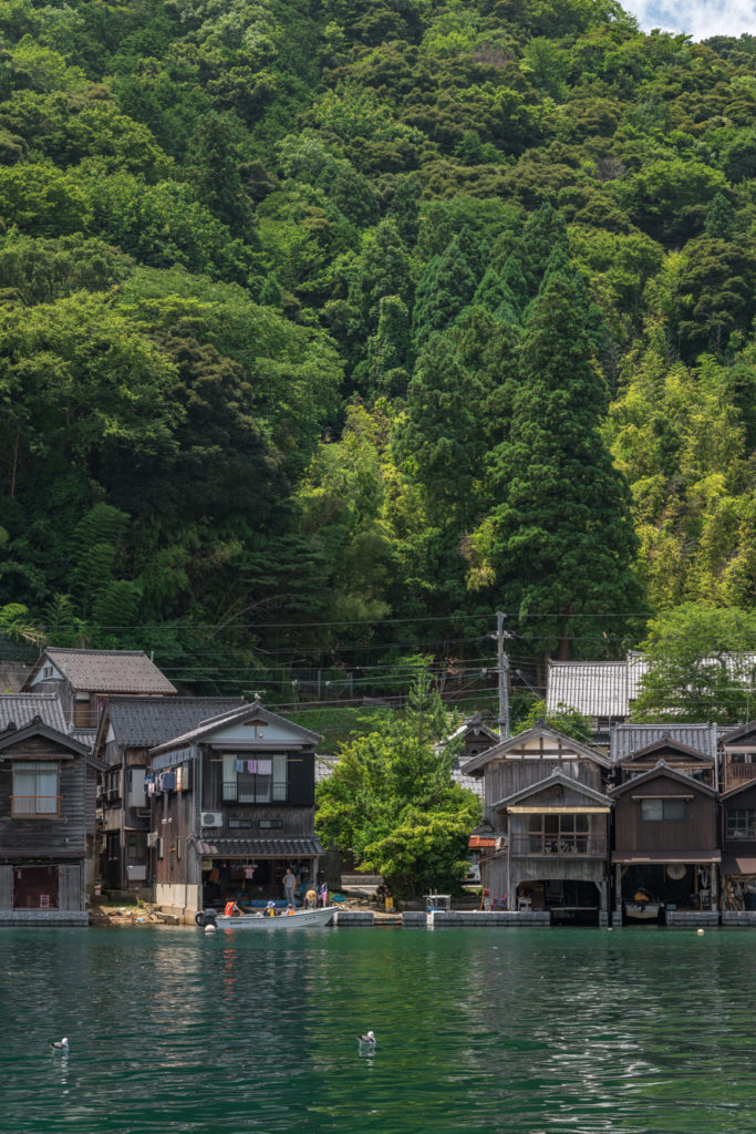 DSC2916-683x1024 京都 伊根の舟屋 ( 京都の夏におすすめの海が見える絶景写真スポット・アクセス情報や撮影ポイントなど!)