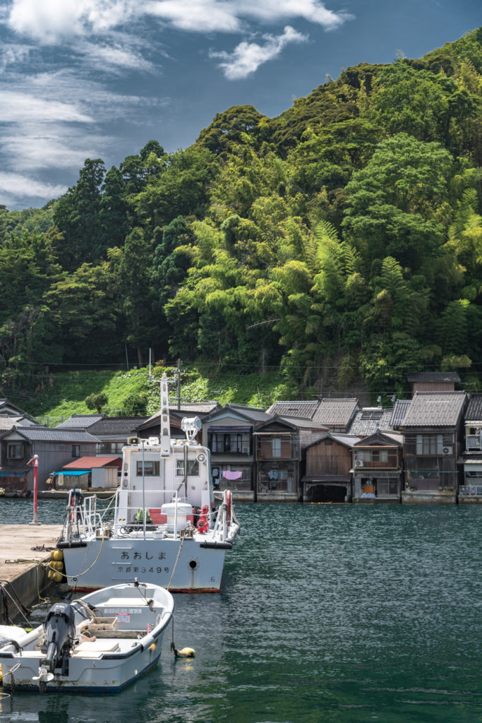 DSC2931-683x1024 京都 伊根の舟屋 ( 京都の夏におすすめの海が見える絶景写真スポット・アクセス情報や撮影ポイントなど!)