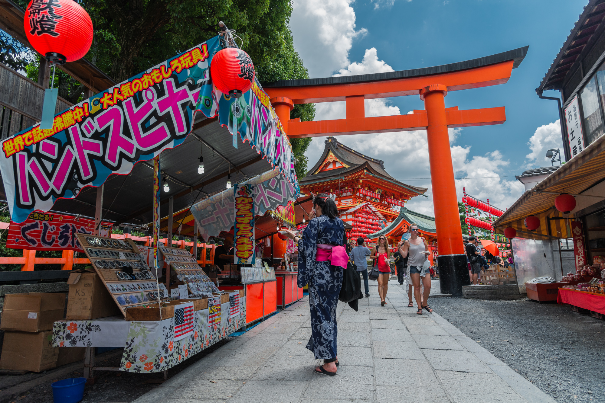 京都 伏見稲荷大社(京都の夏、新緑の時期におすすめスポット!写真の紹介やアクセス情報やなど) 写真や映像で紹介する関西・近畿の絶景カメラ・観光スポット