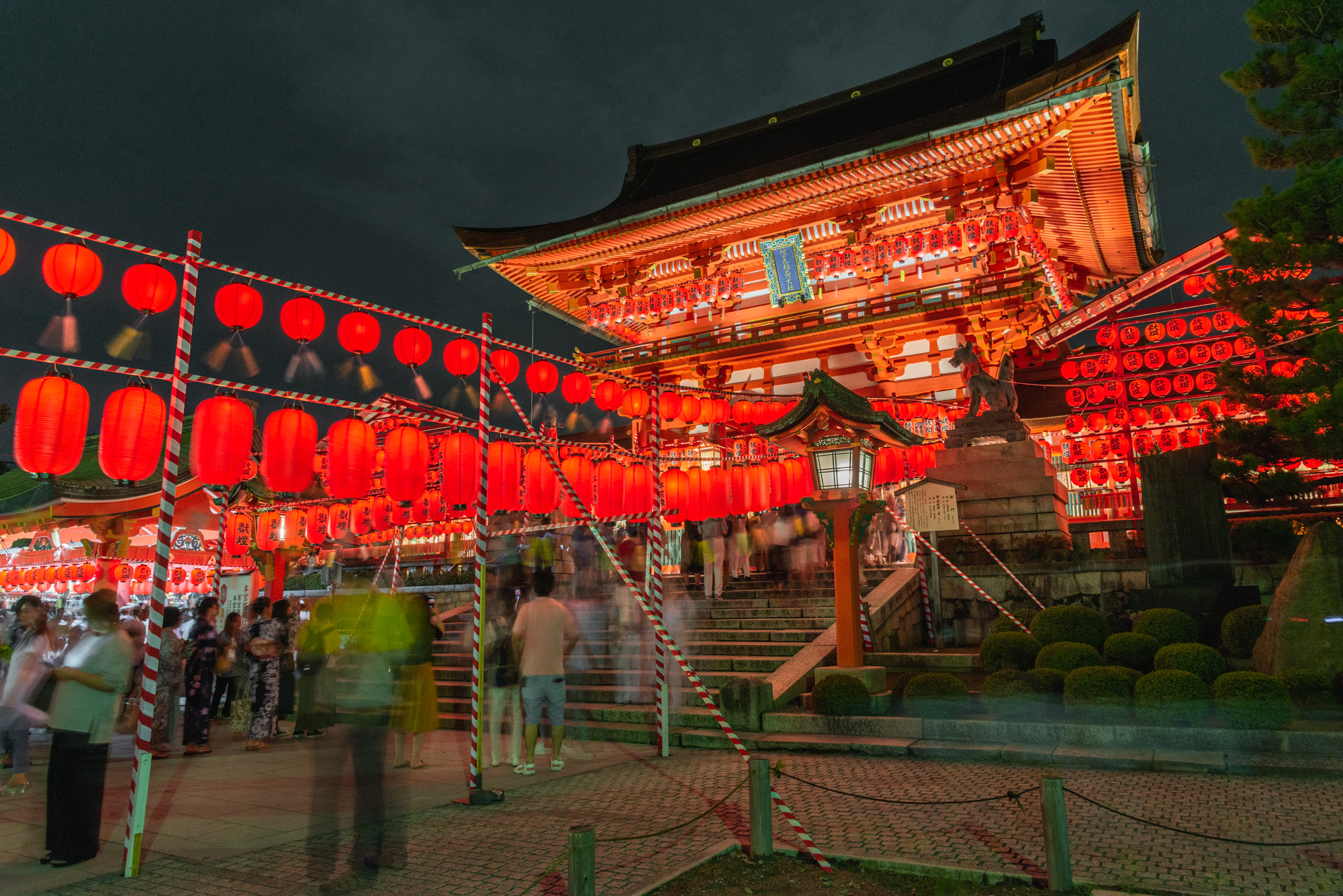 京都 伏見稲荷大社(京都の夏、新緑の時期におすすめスポット!写真の紹介やアクセス情報やなど) 写真や映像で紹介する関西・近畿の絶景カメラ・観光スポット 京都 伏見稲荷大社(京都の夏、新緑の時期におすすめスポット!写真の紹介やアクセス情報やなど) 写真や映像で紹介する関西・近畿の絶景カメラ・観光スポット