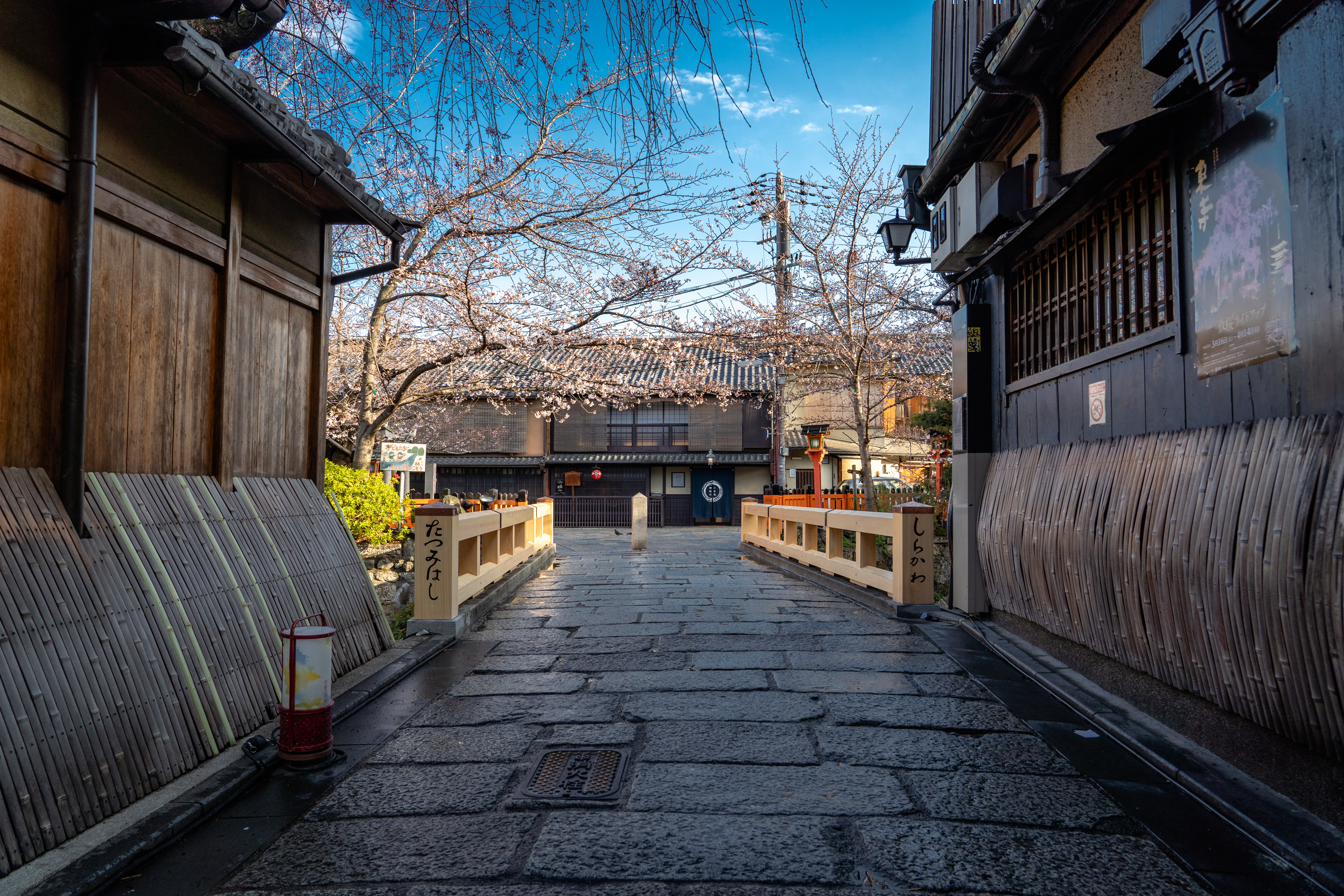 SONY_ILCE-7M3097 京都府 祇園白川・巽橋 (京都の風情を感じる巽橋と桜の美しい景色！ 京都の春におすすめ桜写真スポット！ 撮影した写真の紹介、アクセス情報など)