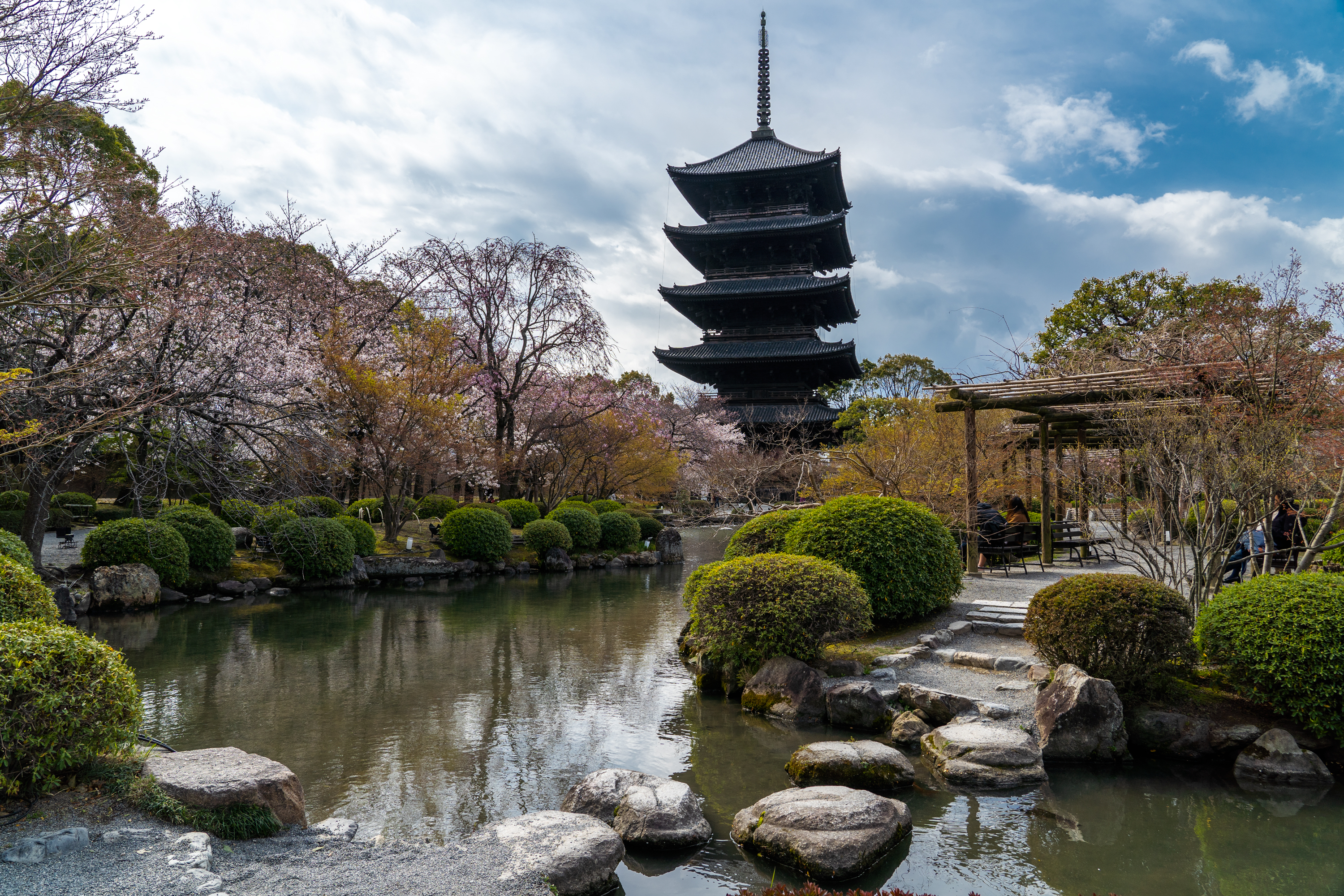 SONY_ILCE-7M3_3374424306-3374473687_2544 京都府 東寺(水面に映る五重塔と桜の美しい景色！ 京都の春におすすめ桜写真スポット！ 撮影した写真の紹介、アクセス情報など)
